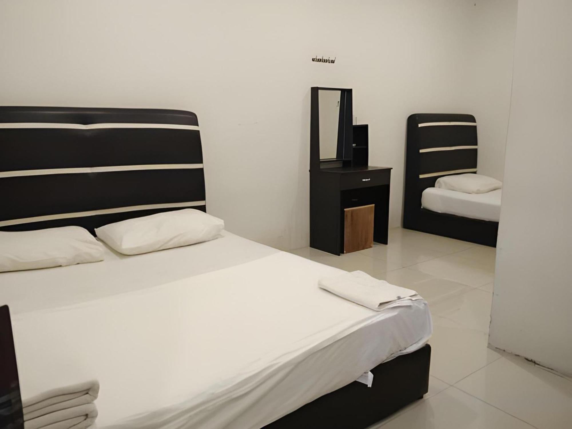 Oyo 90995 Hotel Nk Impian Seri Iskandar Exterior foto