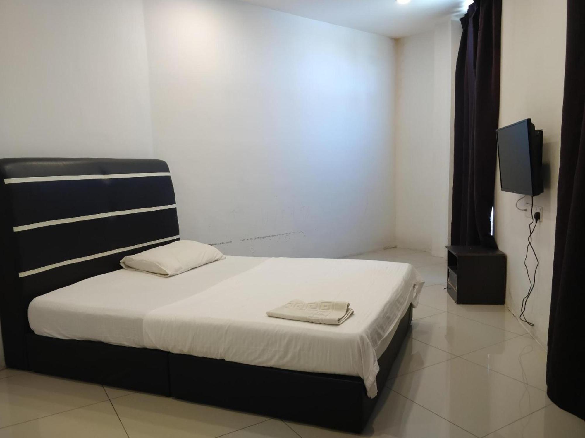 Oyo 90995 Hotel Nk Impian Seri Iskandar Exterior foto
