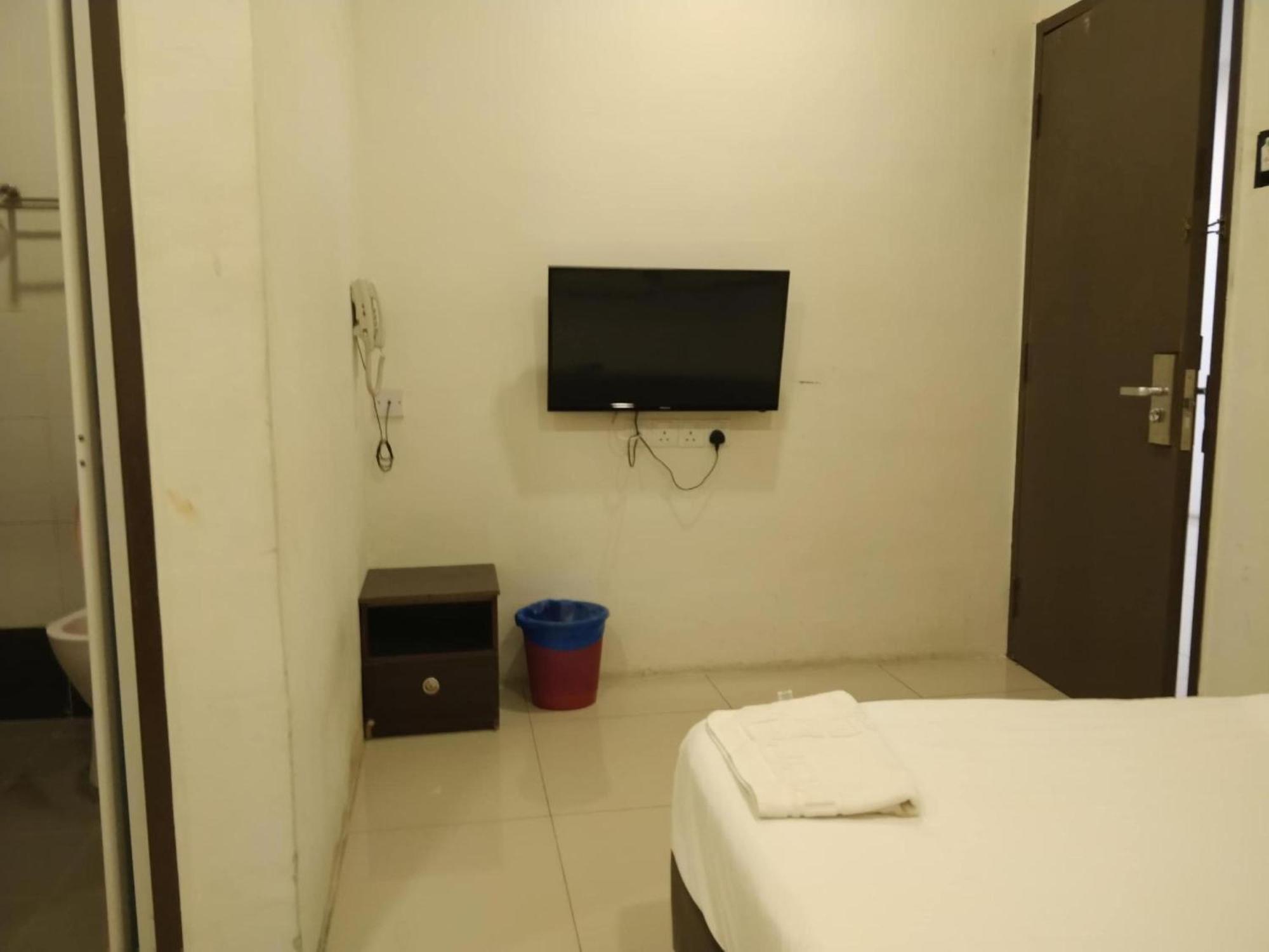 Oyo 90995 Hotel Nk Impian Seri Iskandar Exterior foto
