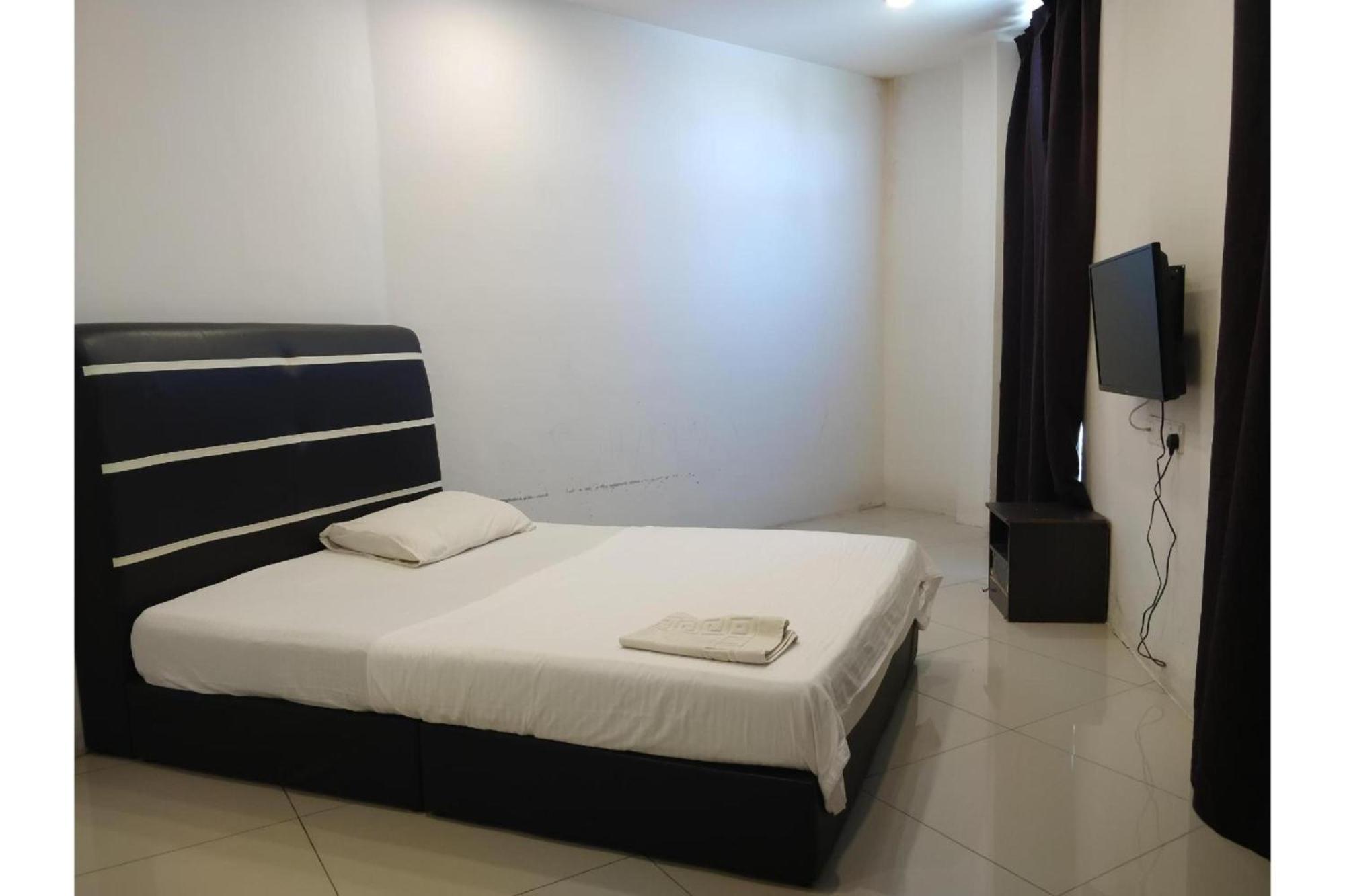 Oyo 90995 Hotel Nk Impian Seri Iskandar Exterior foto